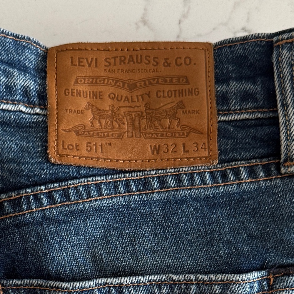 Premium Levi’s, 32X 34, very good condition, great color, leather badge